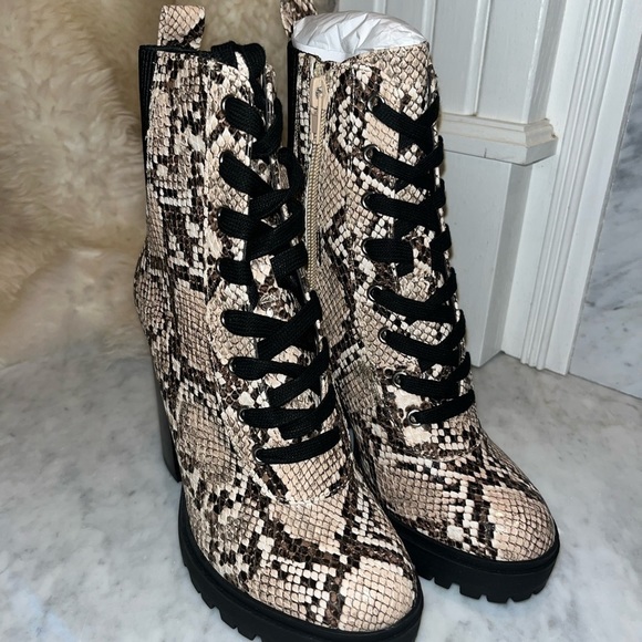 New! Steve Madden Latch Lace-Up Hiker Booties in Tan Snake Various sizes - Picture 8 of 9